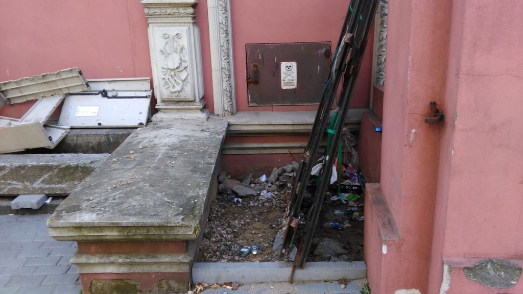 Śmieci przy zabytkowym Pawilonie Krzyżanowskiego