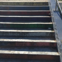 nowe-kolorowe-schody-domagaja-sie-regularnego-sprzatania-2